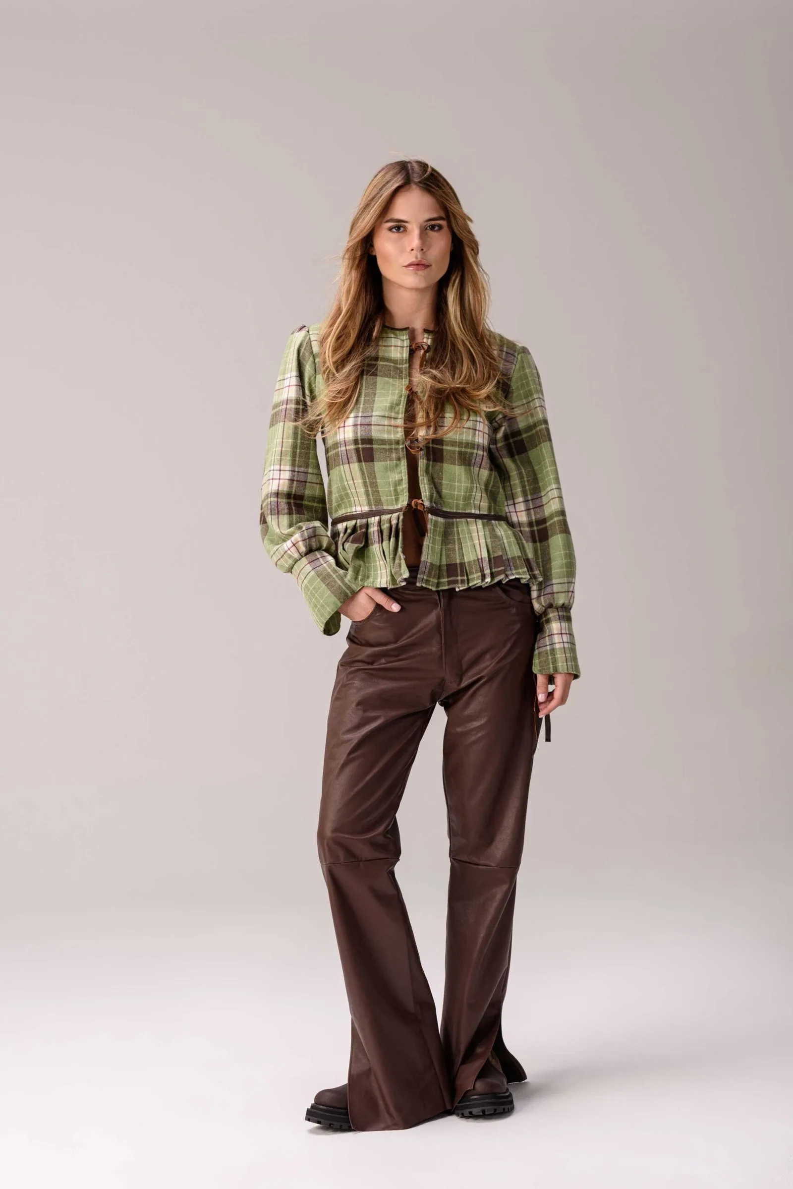 Blusa Herba (Tartán & cuero) — Camisas y blusas de cuero Marrón · BONA