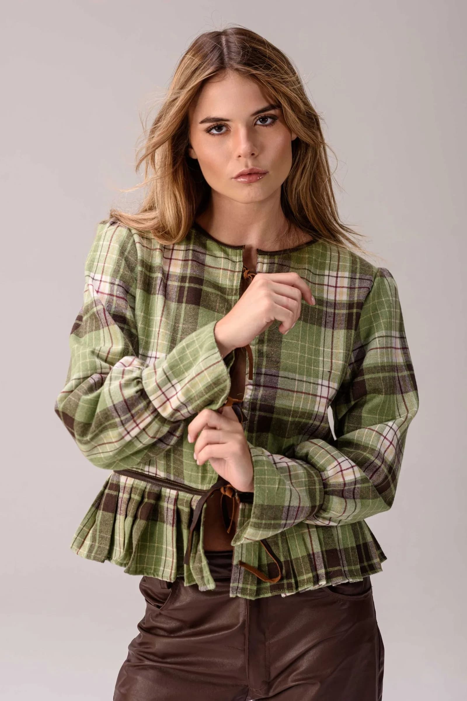 Blusa Herba (Tartán & cuero) — Camisas y blusas de cuero Marrón · BONA