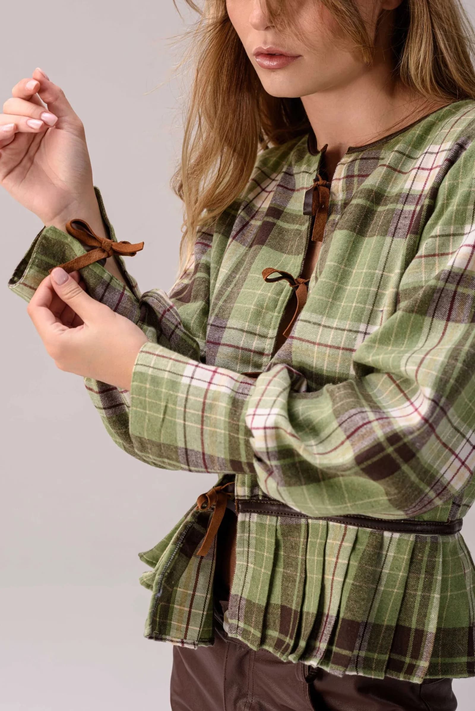 Blusa Herba (Tartán & cuero) — Camisas y blusas de cuero Marrón · BONA
