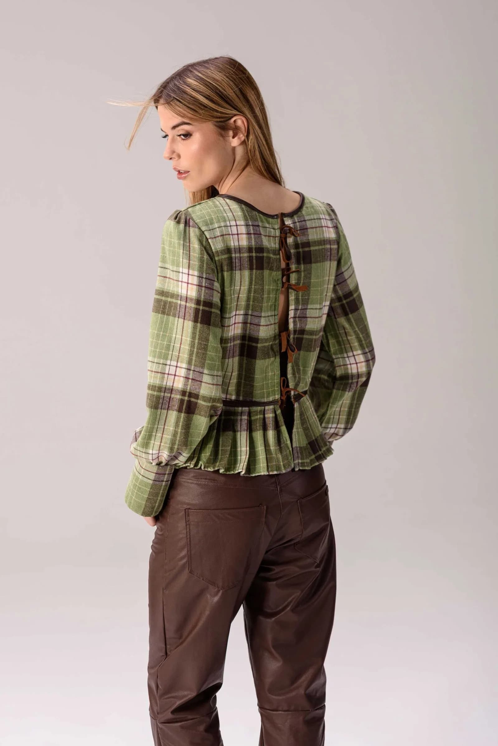 Blusa Herba (Tartán & cuero) — Camisas y blusas de cuero Marrón · BONA