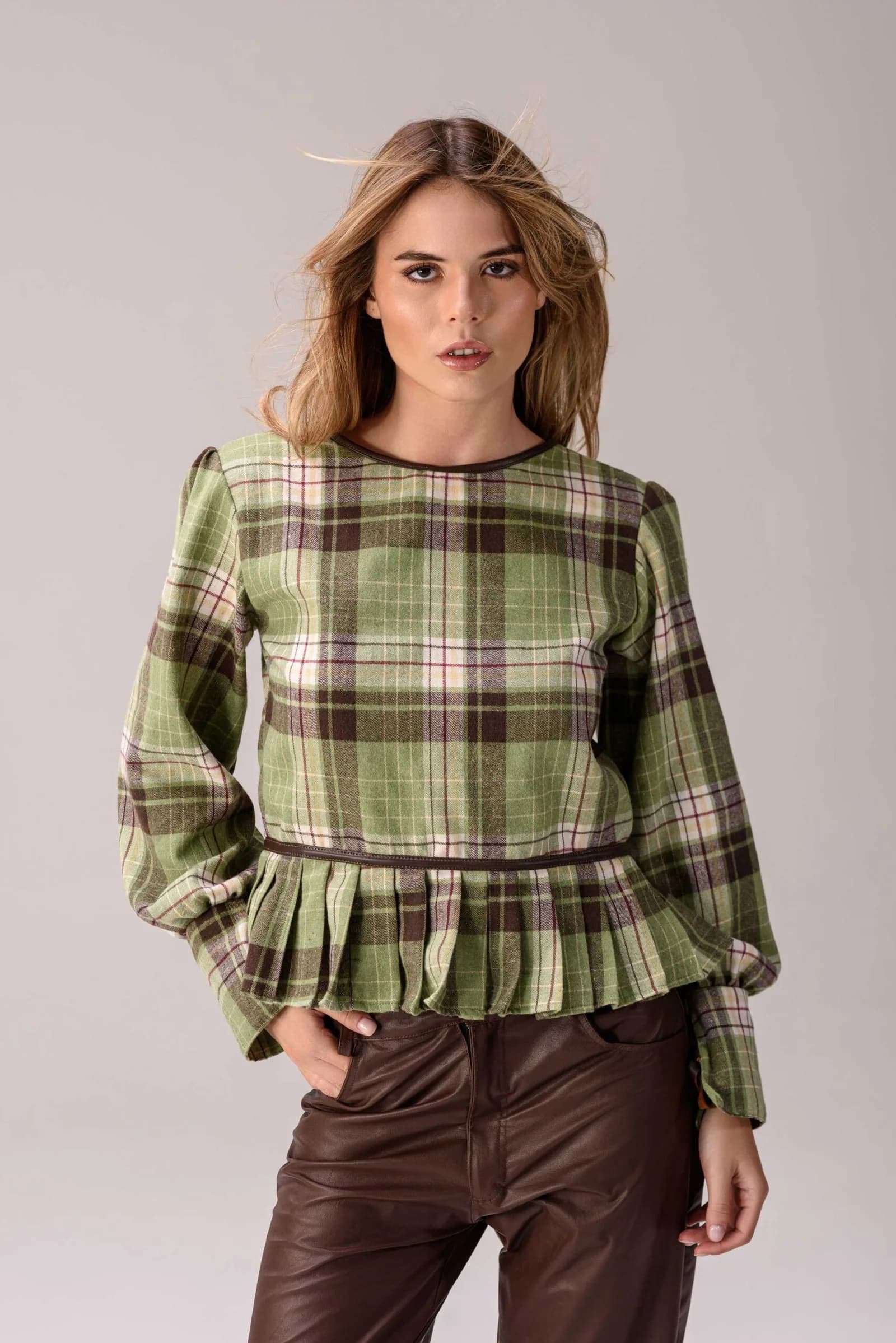 Blusa Herba (Tartán & cuero) — Camisas y blusas de cuero Marrón · BONA
