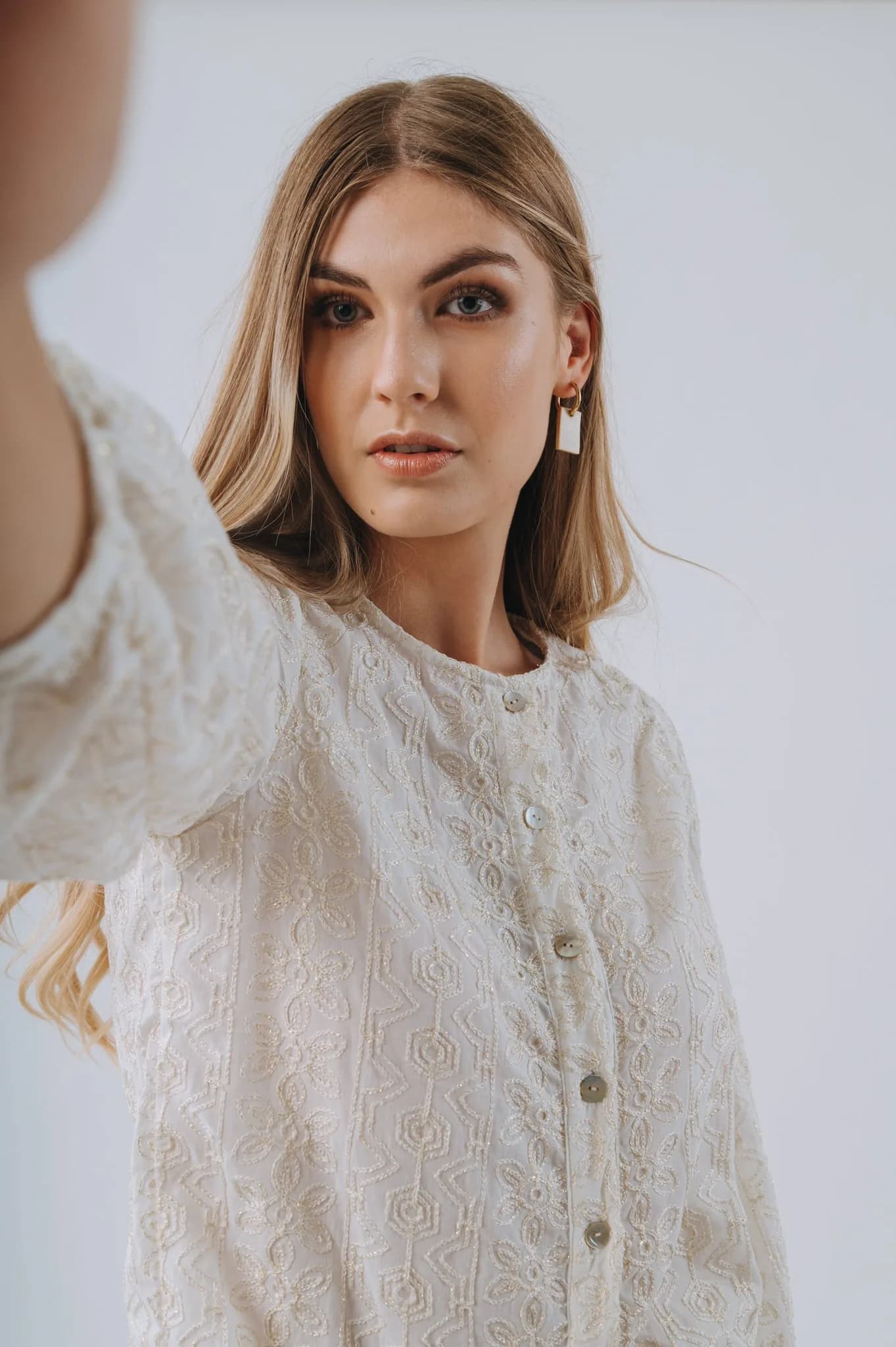 Camisa Bordada Elidá — Camisas y blusas Dorado · BONA