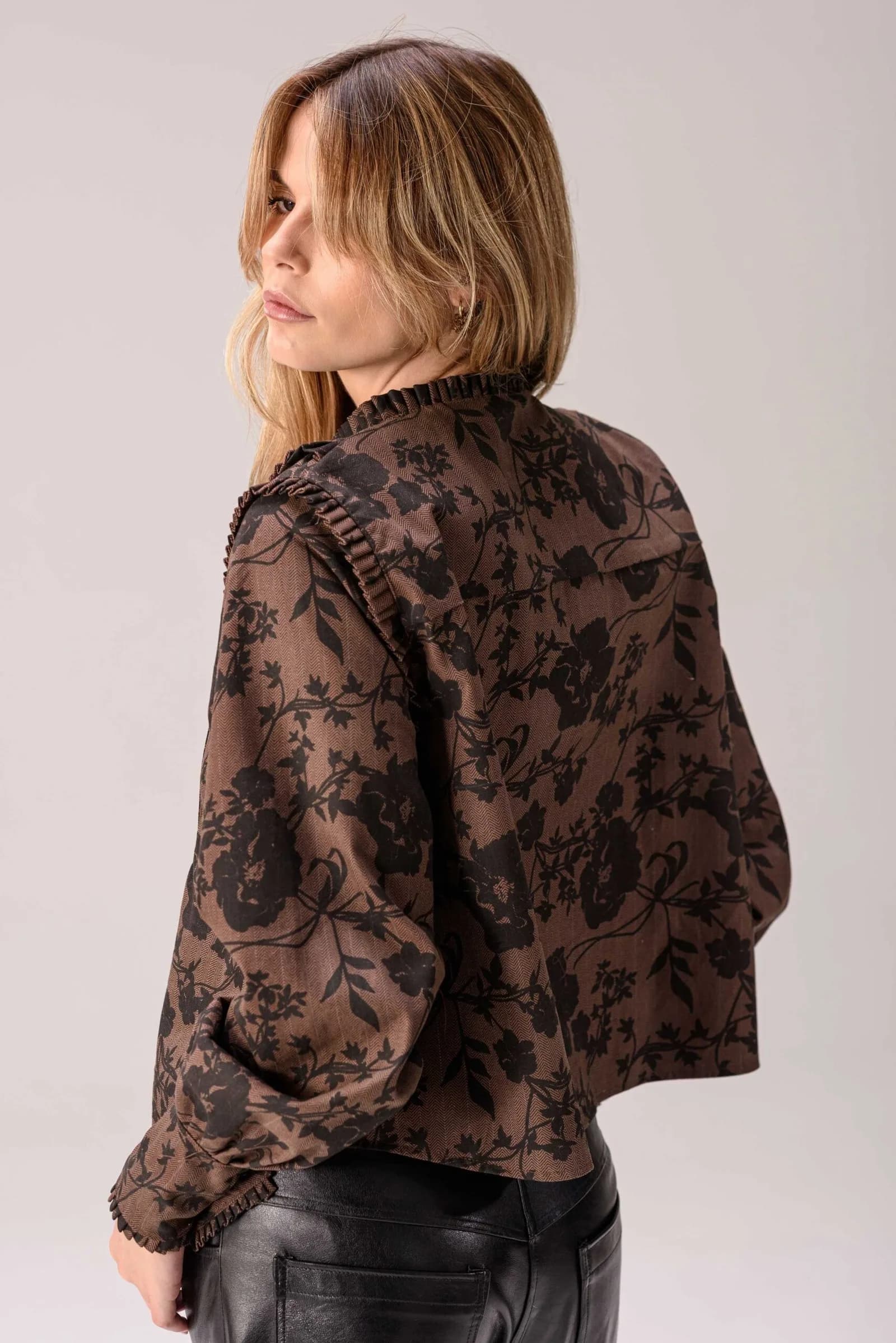 Camisa Eugenia — Camisas y blusas de cuero Marrón · BONA