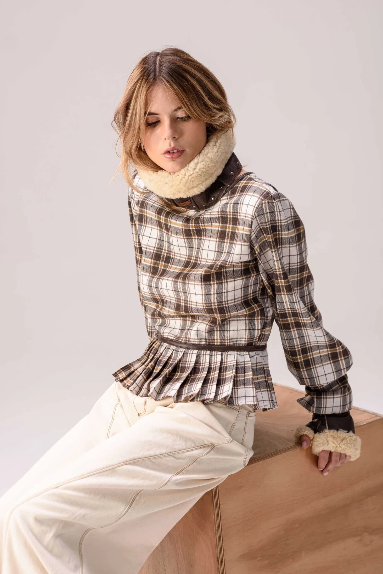 Blusa Herba (Tartán & cuero) — Camisas y blusas de cuero Marrón · BONA