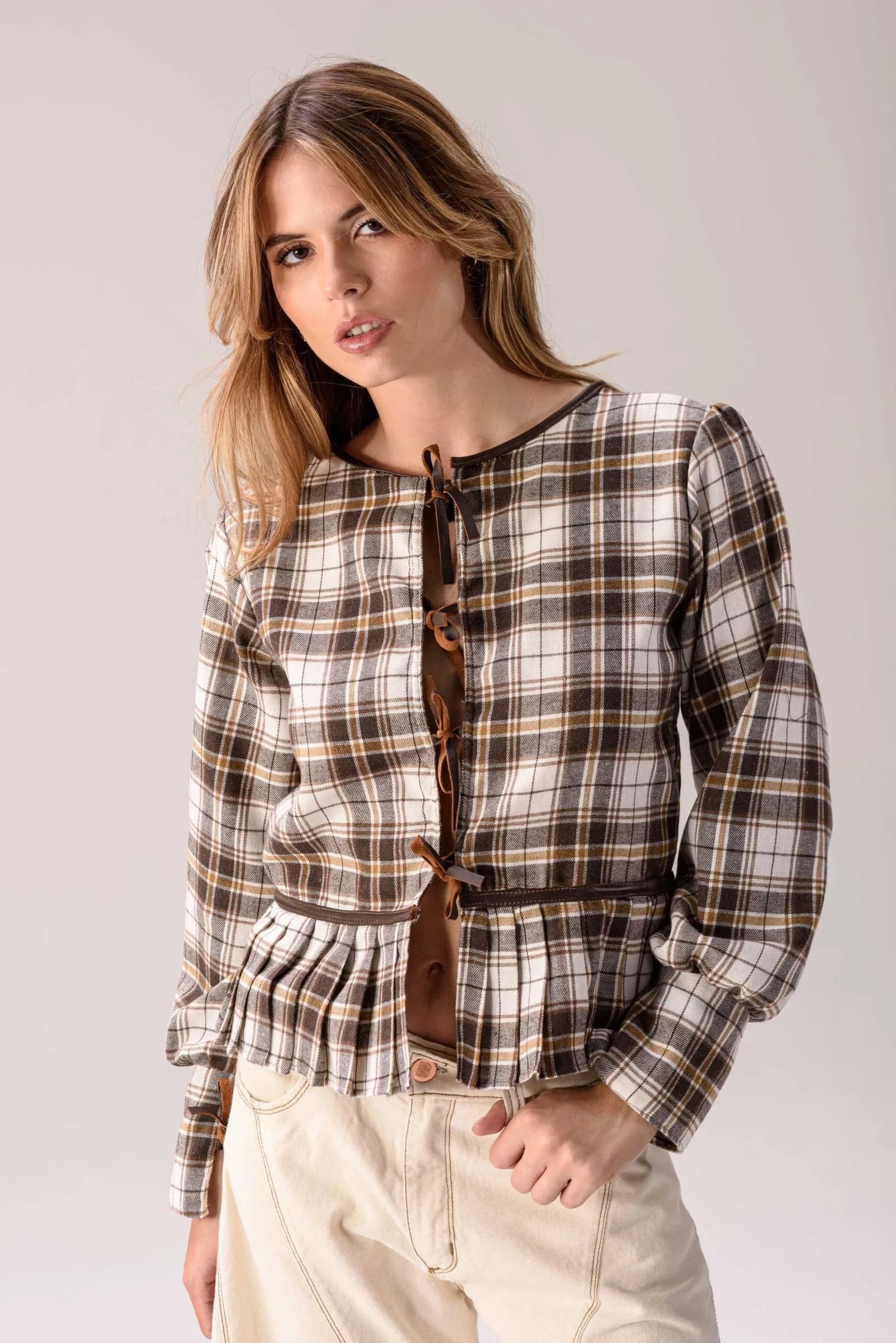 Blusa Herba (Tartán & cuero) — Camisas y blusas de cuero Marrón · BONA