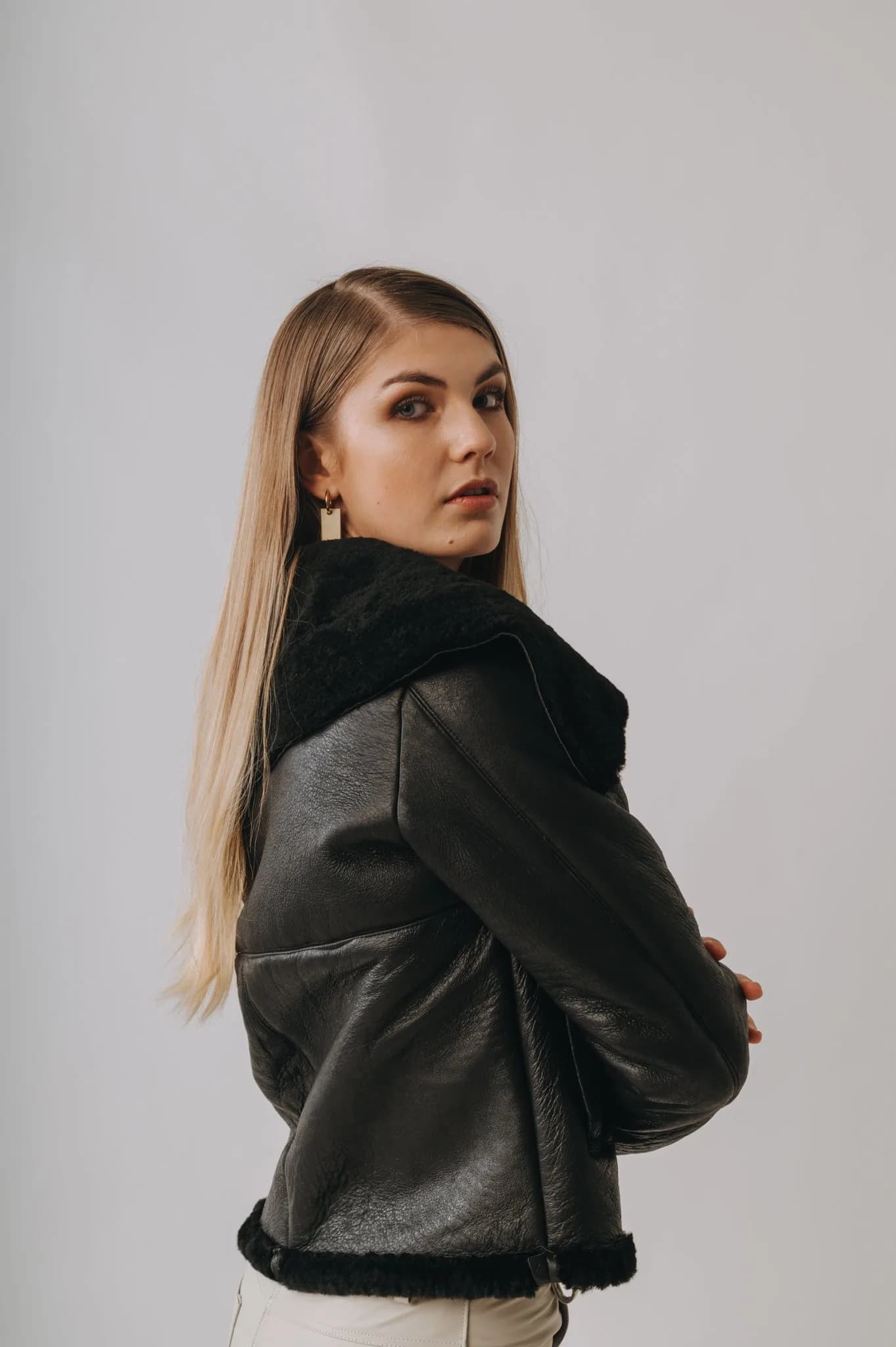 Gamulan Haifa - Wool & Leather — Abrigos Negro · BONA